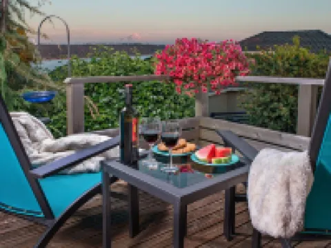 Cottage with Puget Sound, Mount Rainier, & Olympic Views Hotels in Burien