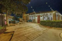 Peaceful Boho stays-4BRs-amazing pool-patio&deck-mini golf-Stafford Hotels in der Nähe von AMF Stafford Lanes