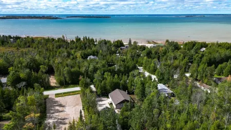 Wind Swept PinesNewly renovated, close to water 3 bedroom cottage Отели в г. Юг Брюс Пенинсула