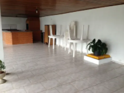 Great apartment for 8 people, two blocks from Praia Brava - Caioba 馬蒂紐斯酒店