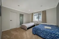 Spacious 7 BRs & 4.5 BHs house on Longhorn Drive Barry Curtis Park附近的飯店