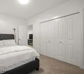 Angie’s place close to YYC  호텔