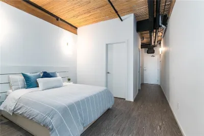 FREE PARKING NY Style Condo in Exchange District のホテル