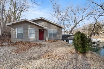 Beautiful spacious lake front home in quiet cove with dock