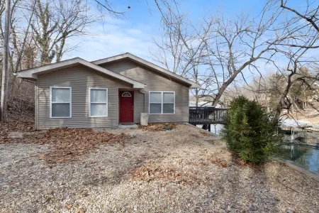 Beautiful spacious lake front home in quiet cove with dock Отели в г. Осеола Тауншип