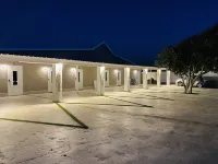 Private apartment block w/pool 5 min from the beach! Arashi Dunes附近的飯店