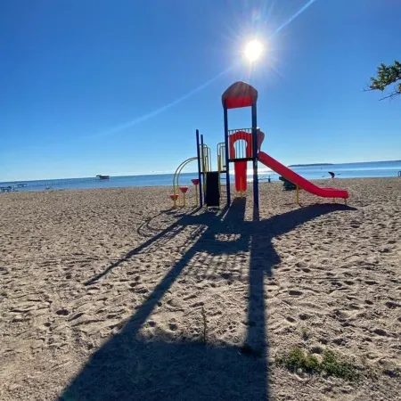 ARCA  Cozy Cabin-Innisfil Beach Отели в г. Иннисфил
