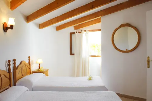 Simple Holiday Home Corb Mari, Sleeps 6, Pool and Garden, 200 Meters from Beach