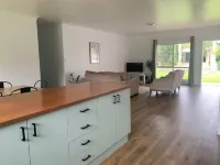 Spacious, Modern and Central