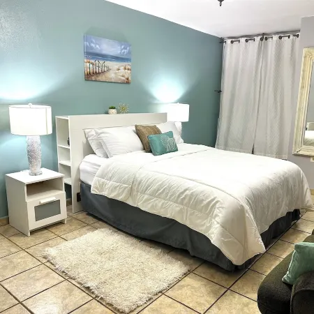 3BDR Condo, WIFI, Balcony, Parking, Pool, AC, 2 min from the Beach