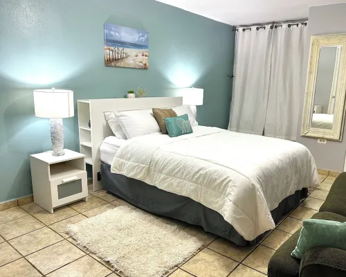 3BDR Condo, WIFI, Balcony, Parking, Pool, AC, 2 min from the Beach 보케론 호텔