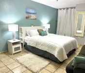 3BDR Condo, WIFI, Balcony, Parking, Pool, AC, 2 min from the Beach