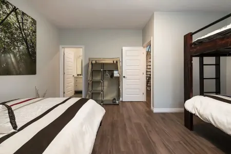 Spacious townhouse with rooftop deck 4BR near DT Отели рядом с достопримечательностью «Centre for Structural and Functional Genomics»