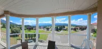 Spacious pet friendly condo with beautiful golf course and mountain views