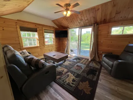 Private cottage on Swanlake Отели в г. Waldo County