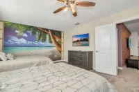 Beautiful 9 bedroom home with pool! Minutes away from theme parks. Hotels near Mindy O Water Park