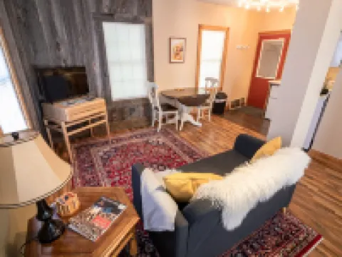 Newly remodeled, private, sunny downtown apartment; near restaurants & shopping. Hotel di Viroqua