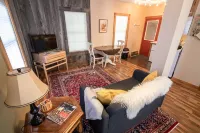 Newly remodeled, private, sunny downtown apartment; near restaurants & shopping.