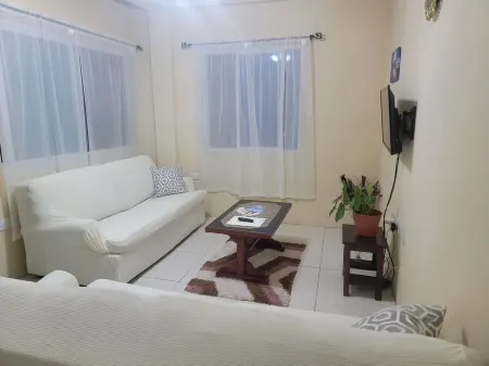 Charming 2-bedroom hideaway near Cabier, full kitchen and air-conditioned rooms.