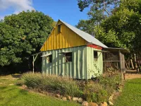 Welcoming 1-bedroom rustic cottage in Hopkins Village  호텔