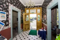 Room for everyone ..comfortablebeds for large groups