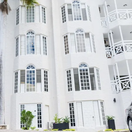 Falcon Oceanview Condo/Free Airport Transportation/Gated Complex/Security