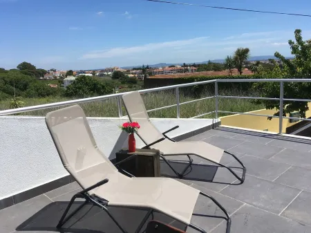 Enjoy a 50 m² terrace with a magnificent view Отели рядом со станцией Pragal