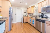 Comfy Home in Winter Park, can accommodate up 6 guests! Hotels in Fairview Shores