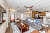 The Live Oak Place - Park Access - 3BR Serene Stay! Hotels in Meadows Place