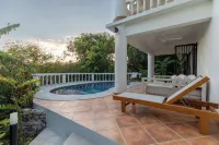 Inviting Apartment with Stunning Terrace & Daybed