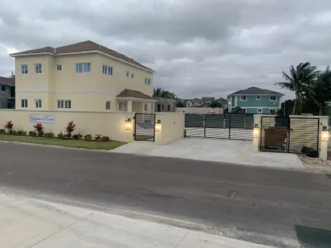 Modern Townhouse Near Beach and Grocery Store โรงแรมใน