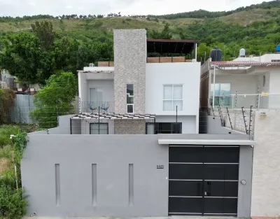 Rooftop w/ mountain view & Waterfall pool.  7min to airport -15min to downtown