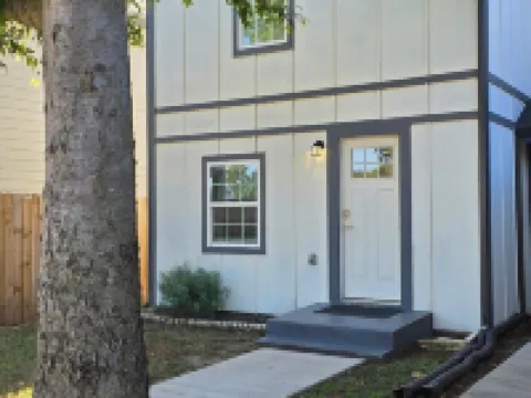 Bluebonnet Cottage Duplex in Downtown Denison--Perfect Blend of Charm & Comfort Hotels in Denison