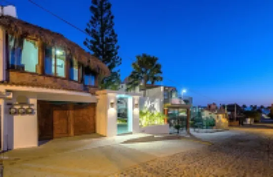 Private Villa, Authentic Cook Included, heated pool, just steps to the beach