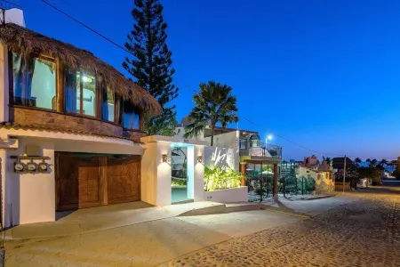 Private Villa, Authentic Cook Included, heated pool, just steps to the beach