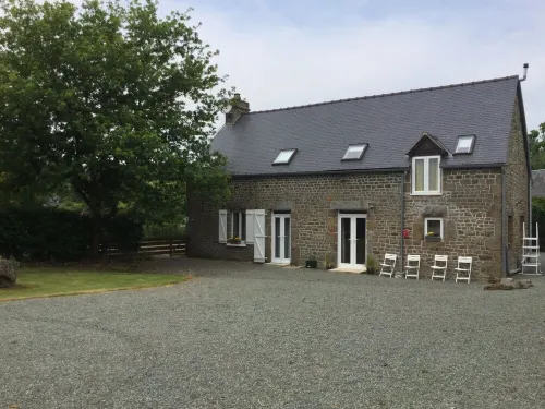 4 bed/bath farmhouse,grand garden, pool, BBQ, Normandy,Brittany, Pays de Loire Hotel a Mayenne