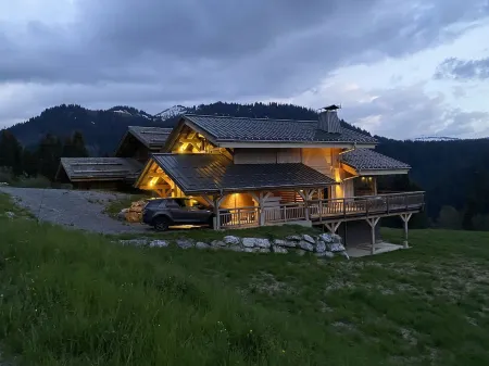 MAGNIFICENT 10-person chalet, 200ml from a lift. WIFI, Jacuzzi and Sauna Отели в г. Нотр-Дам-де-Белькомб