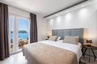 Beach House - Spectacular Beach House with Hot Tub (4 +1 Bedrooms,4 Bathrooms)