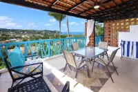 Amazing views, 5 minutes from downtown or the beach, quiet area of town