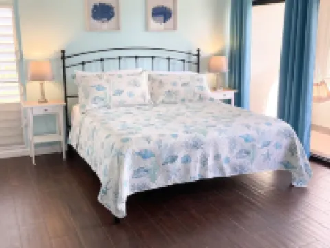 Updated 1BR/1BA - "Island Sol" with fantastic views Hotels in Northside