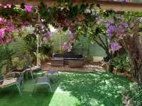 Beautiful apartment with private garden فنادق في غراسي