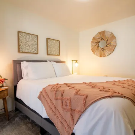 Quiet cozy 1 bedroom 1 bathroom just 2 blocks from beautiful beaches!