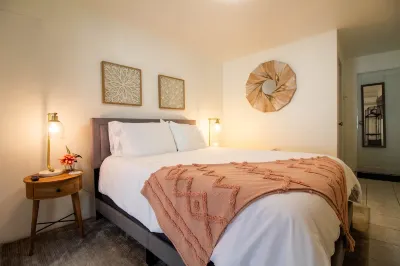 Quiet cozy 1 bedroom 1 bathroom just 2 blocks from beautiful beaches! Hotels near optica