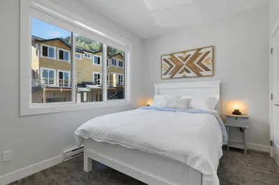 Modern and Stylish Condo with Mountain Views 太陽峰附近的飯店