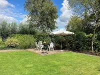 Idyllic house with spacious garden next to canal, boat rent is possible (extra) Hotels near Lekkers & Zo