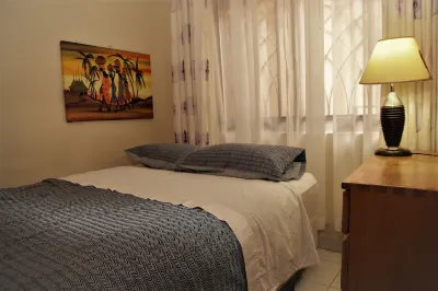 Cozy house sleeps 8, minutes away from airport!