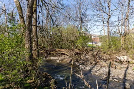 Creekside Getaway - Close to DT & Lake