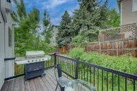 Spacious Modern Townhouse w/Private Rooftop Deck Hotels near The Well House Assisted & Senior Living of Arvada