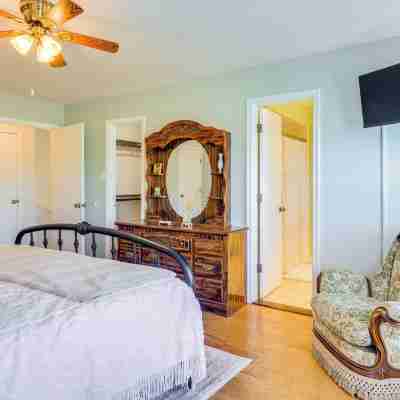 Hill Country Townhome: Close to Parks & Hiking Rooms