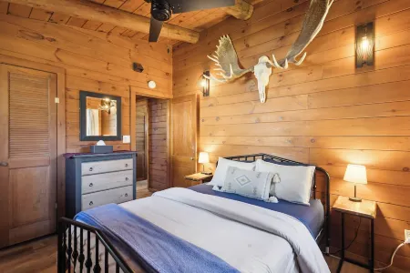 Lakefront Log Cabin - Private Pier & 4 Kayaks! Отели в г. Литл Саамико